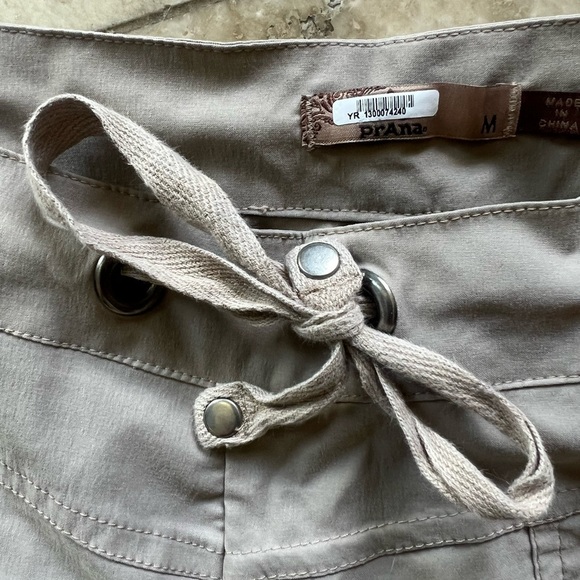 Prana ladies quick dry Bermuda shorts. Excellent condition. Medium. Khaki - Picture 4 of 7